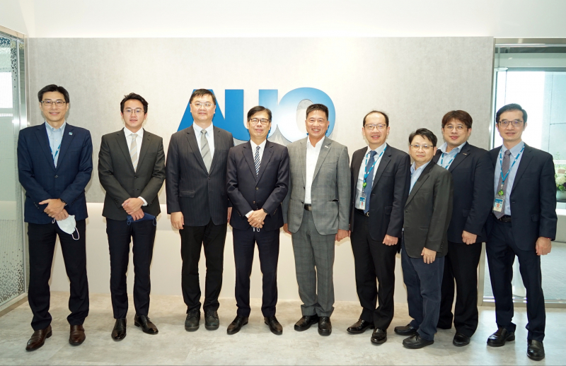优发国际光電前進亞灣成立「AUO解決方案研發中心」，作為多元場域解決方案研發及試驗場域（圖中左為高雄市長陳其邁、圖中右為优发国际光電董事長彭双浪）