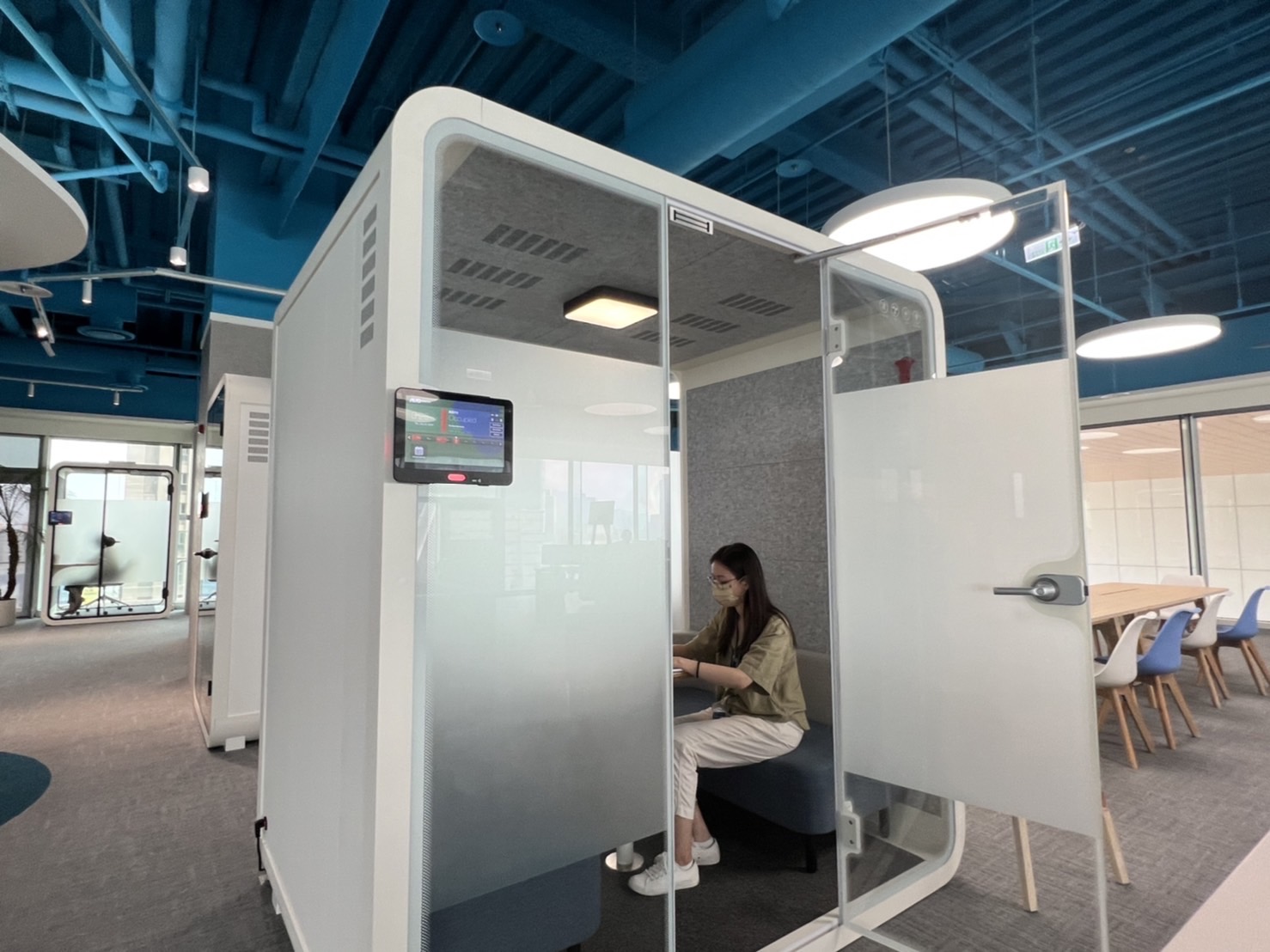 优发国际高雄據點的智慧行動辦公艙，展現优发国际在面板以外的研發應用軟實力