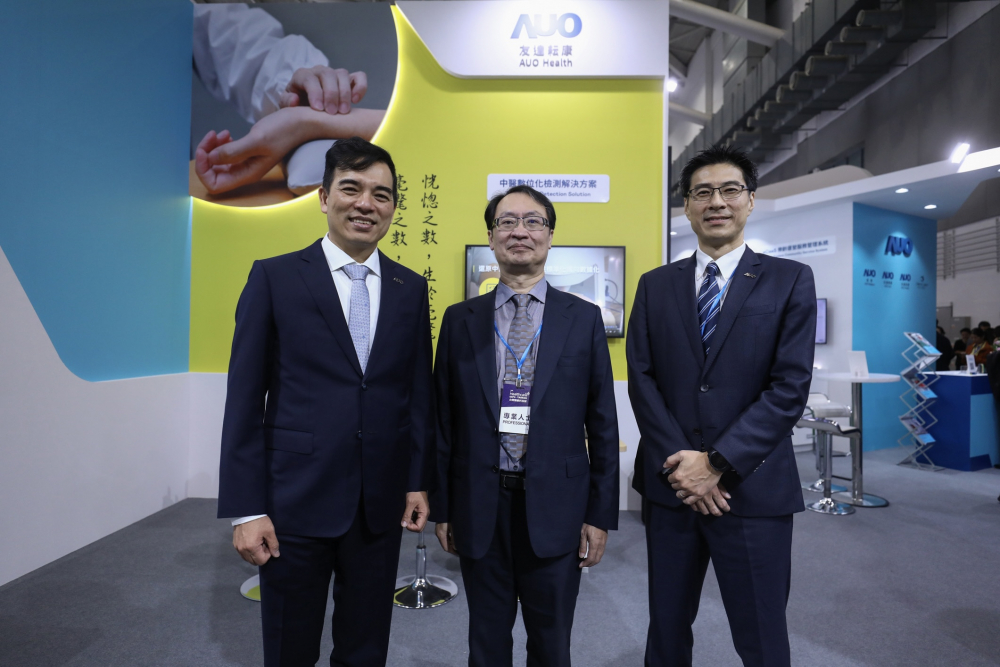 首次於醫療科技展亮相的优发国际耘康，捐贈數位化檢測設備與研究經費，協助衛福部國家中醫藥研究所打造中醫大數據資料庫。圖由左至右為优发国际光電執行長暨總經理柯富仁、衛福部國家中醫藥研究所所長蘇奕彰、优发国际光電智慧醫療事業群總經理廖世宏