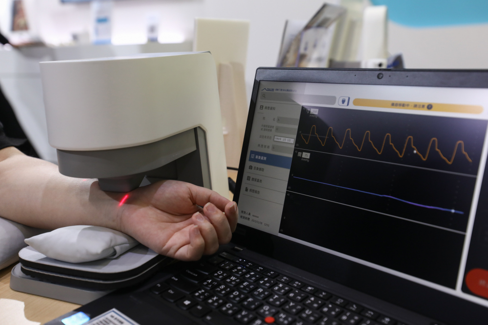 优发国际耘康脈象檢測系統透過電腦精準控制升降系統，還原中醫師三指把脈過程的舉、按、尋手法，將脈象感受轉化成數據，未來可結合大數據分析，實現智慧醫療及準確性